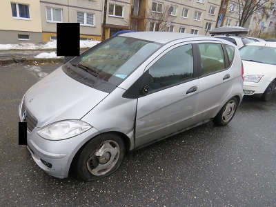 Řidič neodhadl v Jablonci boční odstup od dvou zaparkovaných aut