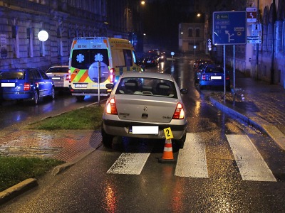 Na přechodu pro chodce v Jablonci srazilo auto starší ženu