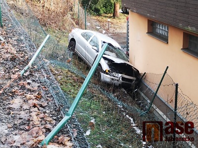V Podhorské ulici v Jablonci sjelo auto ze srázu. Řidič má lehčí zranění