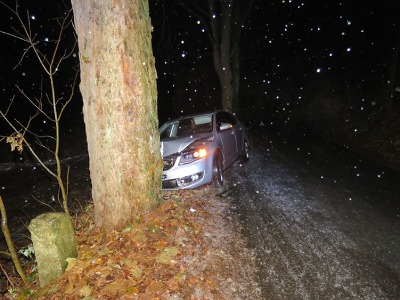 Pod Vodárnou v Jablonci narazil s autem do velkého stromu