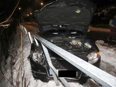 Řidič v Pražské ulici v Jablonci sledoval navigaci a havaroval