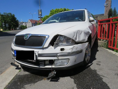 Za jabloneckou křižovatkou přejel řidič dopravní značku