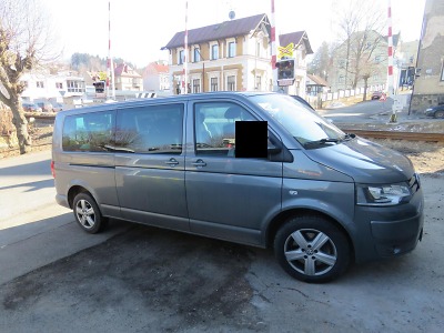 Závora na jabloneckém přejezdu se sklopila na projíždějící vozidlo