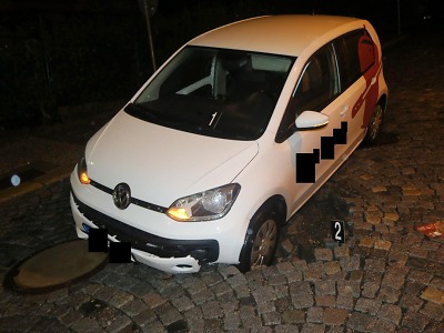 Pod jedoucím vozidlem se v jablonecké ulici Máchova propadla vozovka