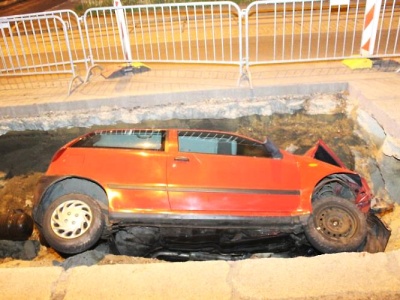 Mladá řidička sjela v Jablonci do hlubokého výkopu