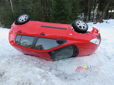 Řidička skončila po smyku u Jablonce s autem na střeše