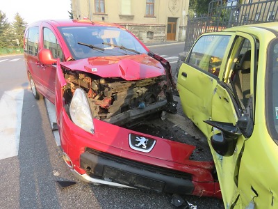 Řidič nezastavil v Jablonci na stopce a narazil do auta na hlavní silnici