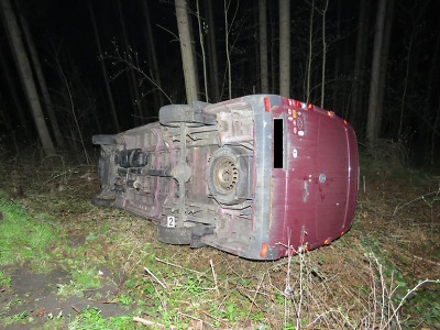 S vozidlem sjel v Jablonci z vozovky, auto se převrátilo na bok
