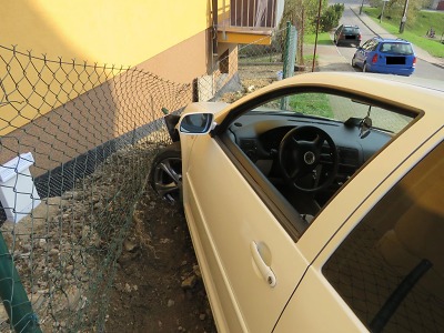 Řidička nedala v Jablonci přednost v jízdě a druhý řidič skončil v plotě