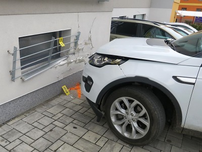 Při parkování si řidička v Jablonci spletla pedály a narazila do domu