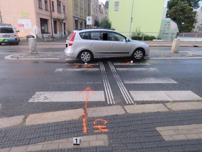 Řidič nezareagoval v Jablonci u přechodu a srazil mladou chodkyni