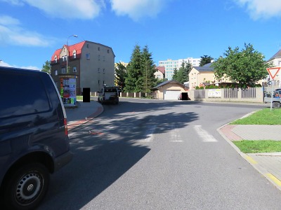 Na přechodu pro chodce v Jablonci došlo ke střetu ženy s autem