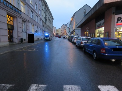Z místa střetu s chodkyní v Jablonci řidič odjel, ale už je vypátrán
