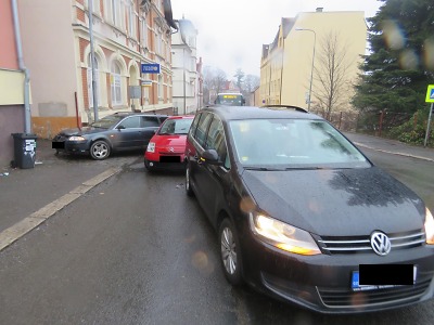 Muž strhl řízení auta a narazil v jablonecké ulici Pražská do domu