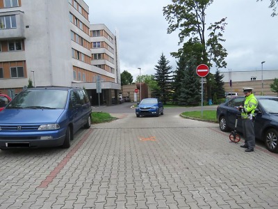 Po nehodě u jablonecké nemocnice řidič ujel, policisté ho hned vypátrali