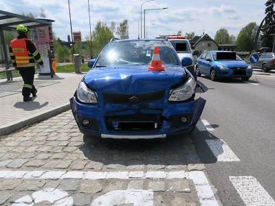 Před přechodem v Jablonci U Přehrady narazila řidička do stojícího auta