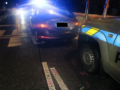 Policie hledá svědka srážky policejního auta s dalším vozem 