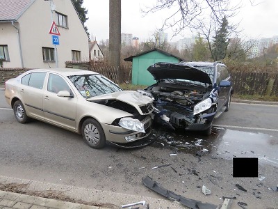 K čelnímu střetu dvou vozidel došlo v jablonecké ulici Želivského