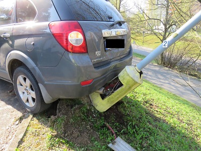 Vozidlo řidička v Jablonci nezabrzdila a odešla na nákup
