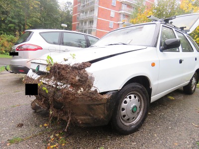 Řidička narazila mezi Lučany a Jabloncem do hliněného svahu