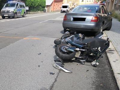 Při otáčení nedala řidička v Jablonci přednost motocyklistovi