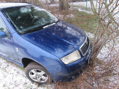 Řidička narazila v jablonecké ulici Pod Vodárnou do plotu