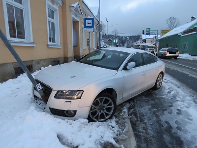 Narazil do dopravní značky v Jablonci, škoda je 82 tisíc