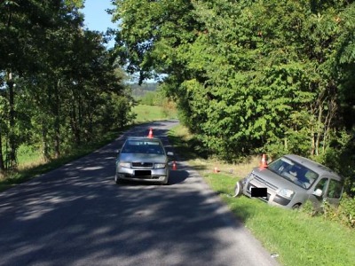 Řidič v Jenišovicích přehlédl předjíždějící vozidlo a došlo ke střetu