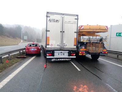 Nehoda pěti vozidel uzavřela na dvě hodiny silnici z Liberce na Prahu