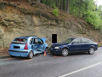 Na mokru v Jindřichově řidička nezvládla řízení, zraněno je pět lidí