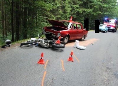 Motorkář se u Josefova Dolu zalekl protijedoucího auta