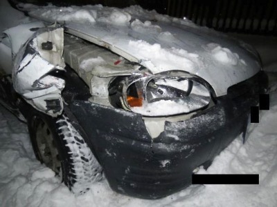 Poškodil při jízdě v Josefově Dole jiné auto a poté se snažil ujet