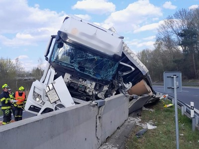 Hasiči zasahovali u dopravní nehody převráceného kamionu u Turnova
