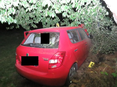 V Koberovech havaroval opilý řidič, který zastavil až v hromadě sena