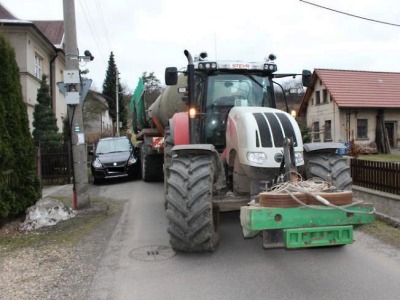 Traktorista neodhadl odstup od parkujícího auta a pořádně jej pocuchal