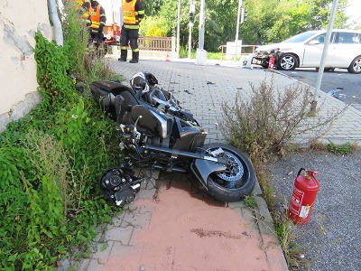 Motocyklista přehlédl v Kokoníně odbočující vozidlo