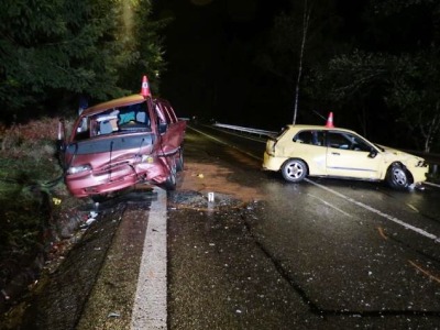 Na mokré silnici v Kořenově dostal řidič smyk a narazil do protijedoucího