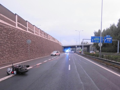 Srážka s autem skončila v Liberci vážným zraněním motorkáře