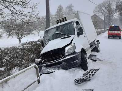 Sněžení komplikovalo v pondělí dopravu na území kraje