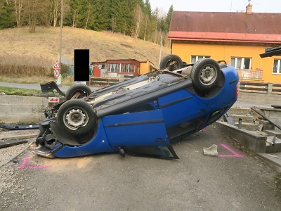 Vlivem mikrospánku skončil v Loučné s autem na střeše