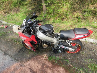 Motocyklista nezvládl u Loužnice v zatáčce řízení