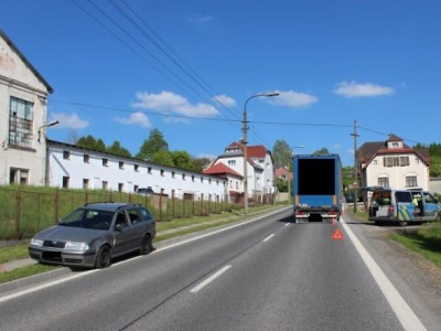Sehnul se v Lučanech za jízdy pro spadlé doklady a narazil do kamionu