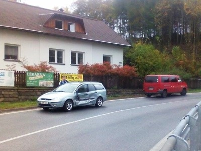 Na mokré vozovce se v Lučanech střetla dvě vozidla