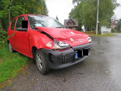 Řidič dostal v Lučanech smyk a narazil do svodidel