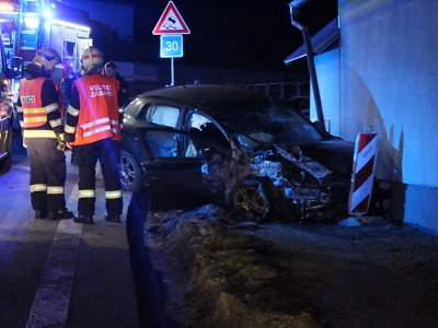 V Lučanech skončilo auto ve zdi domu