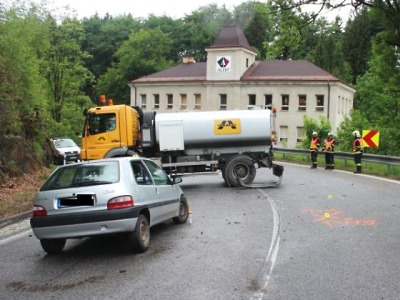 Vlivem vysoké rychlosti se v protisměru střetl v Lučanech s náklaďákem