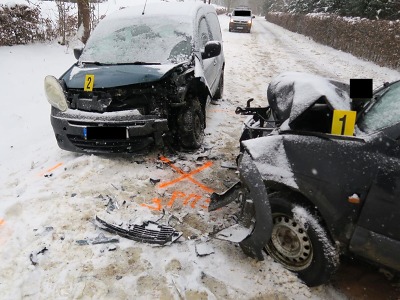 Ve smyku narazil v Malé Skále do protijedoucího vozidla