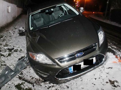 Na Malé Skále řidič havaroval kvůli rychlé jízdě na sněhu