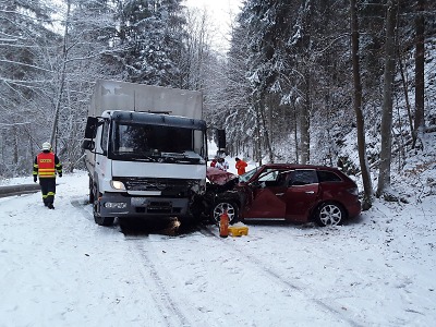 Počasí komplikovalo dopravu, nehoda uzavřela silnici z Brodu na Bozkov