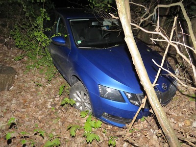 Mezi Malou Skálou a Frýdštejnem havaroval řidič v zatáčce
